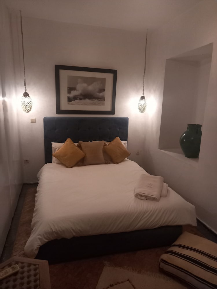 Rose, Triple, 1 Queen and 1 Single Bed