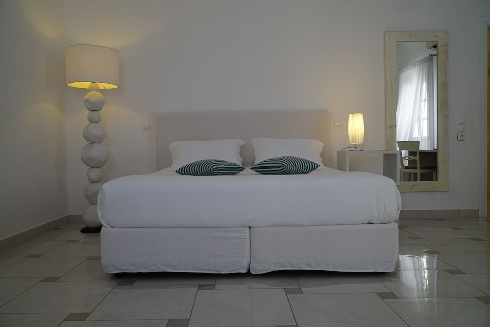 DELUXE, PARTIAL SEA VIEW