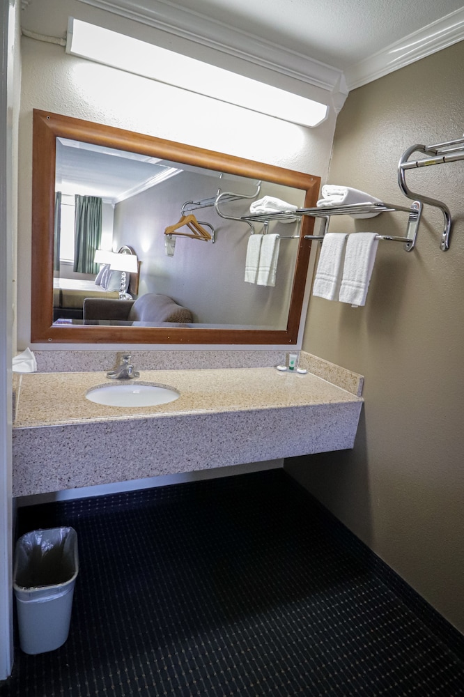 University Inn Suites 34/39