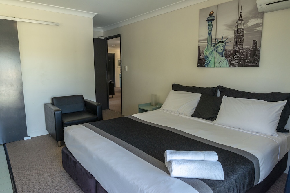 CHERMSIDE COURT MOTEL 12/25