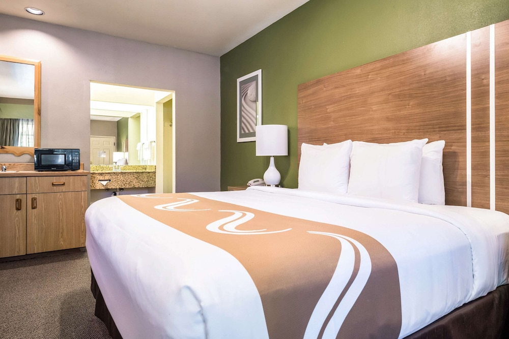 Quality Inn & Suites Bainbridge Island 24/62