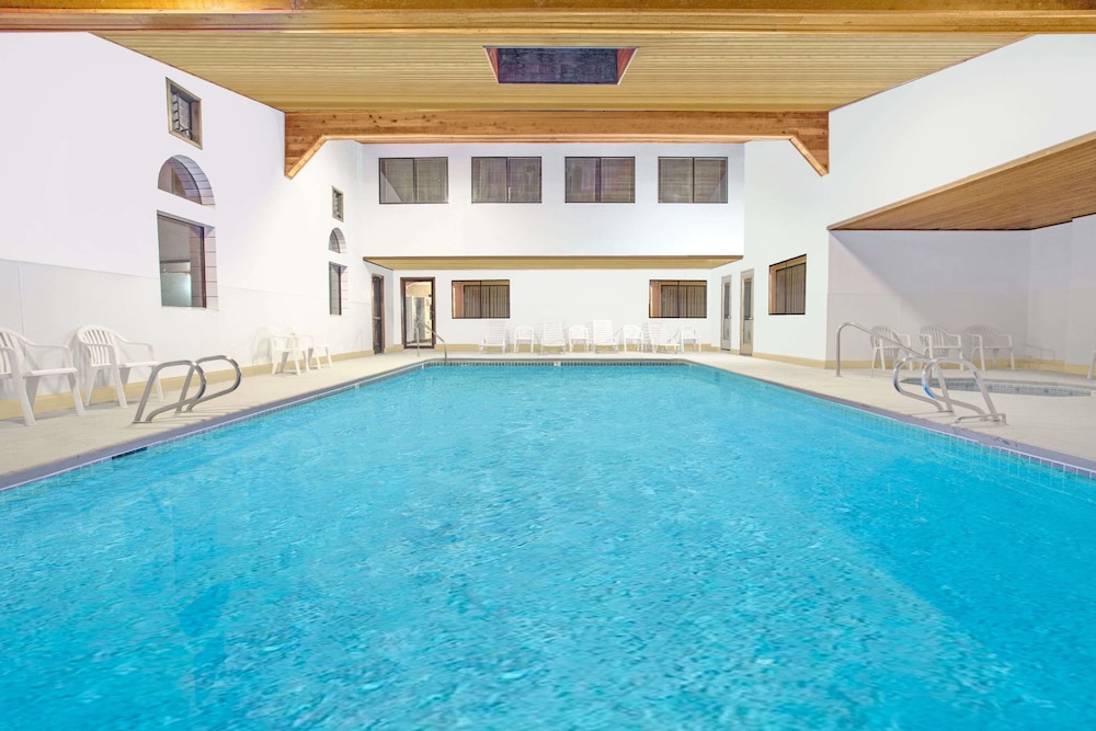 Days Inn & Suites by Wyndham Red Rock-Gallup 11/20