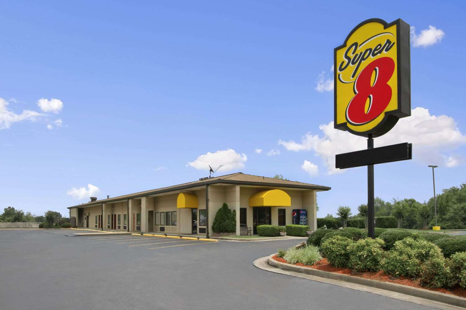 Super 8 By Wyndham Tupelo Airport 2/15
