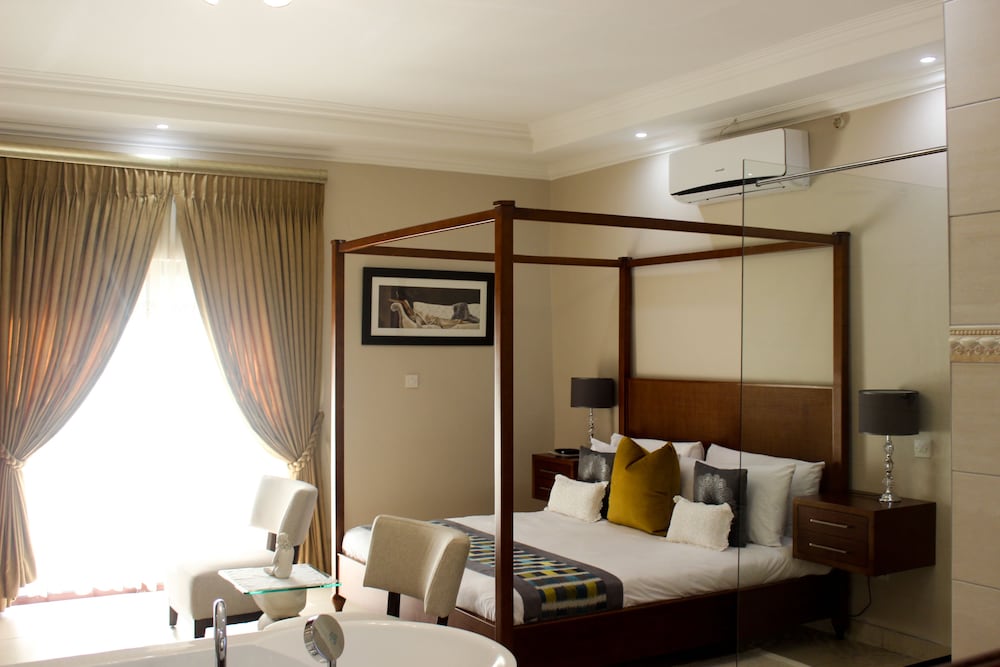 HONEYMOON, KING BED