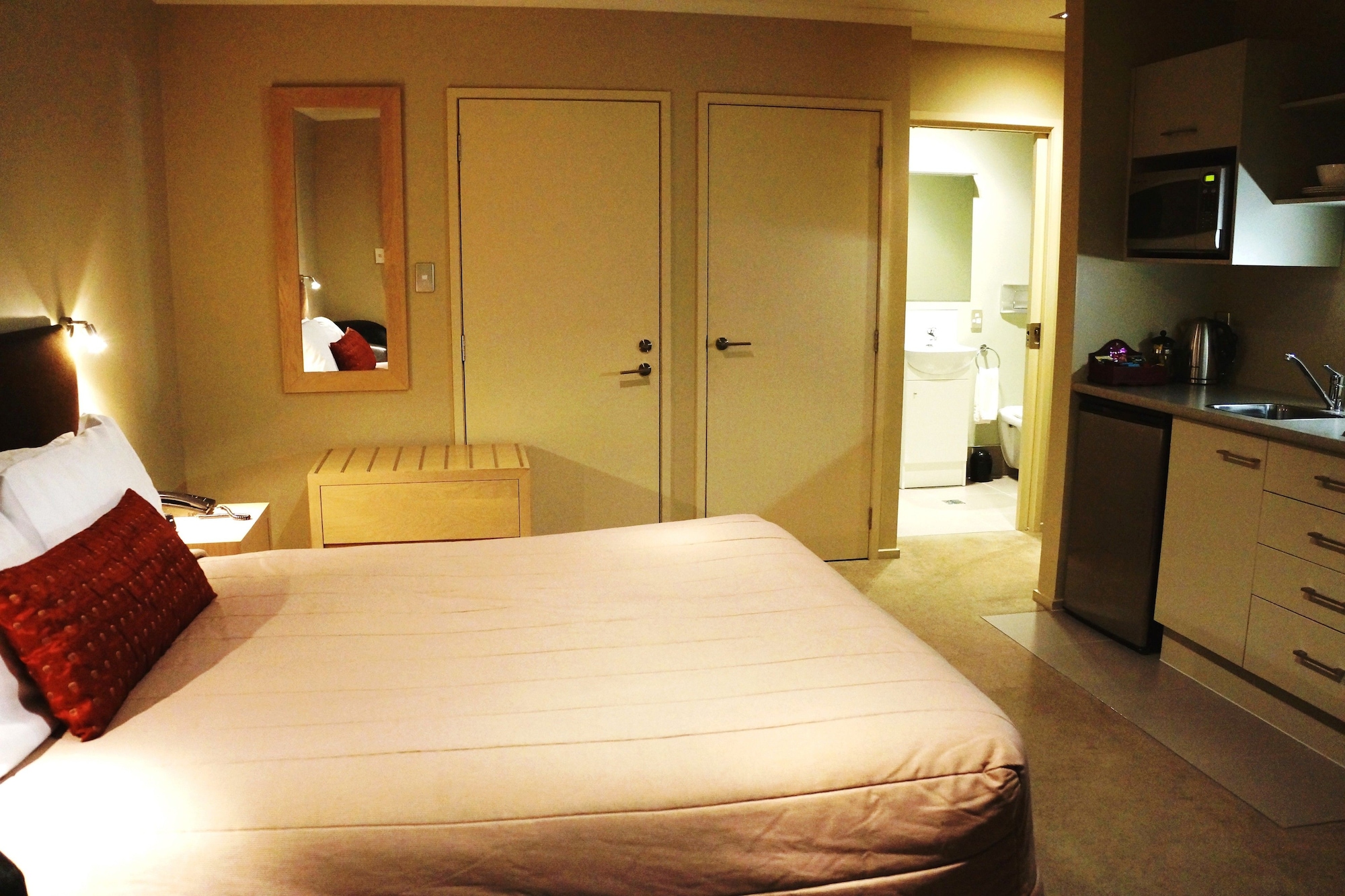 STUDIO, QUEEN BED