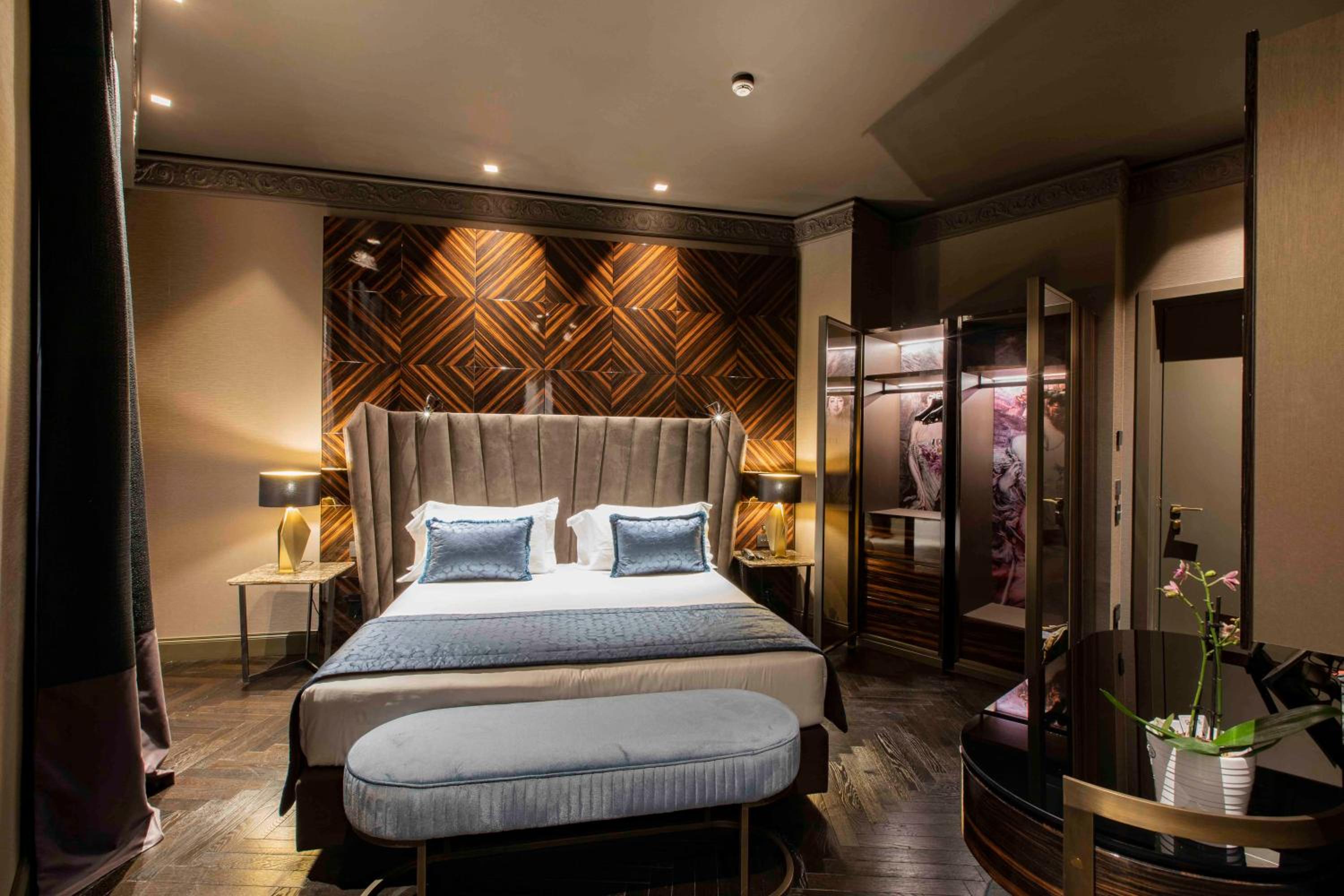 EXECUTIVE, DOUBLE OR TWIN BED