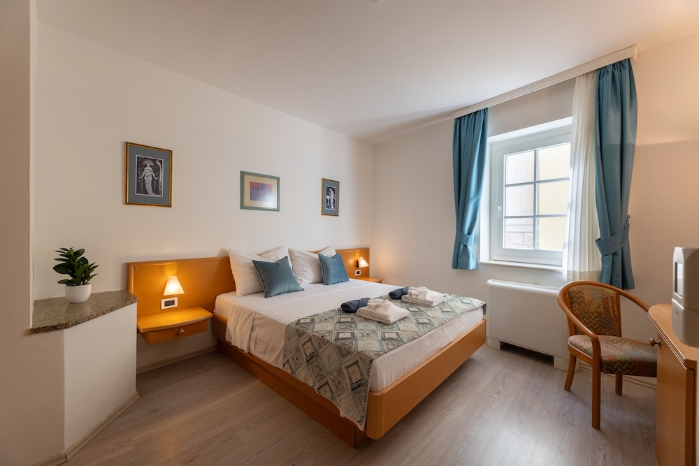 STANDARD, KING BED