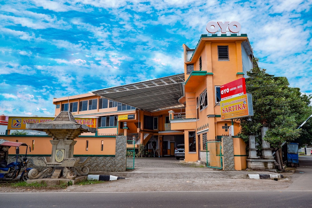 OYO 2855 Sartika Hotel Pati 2/42