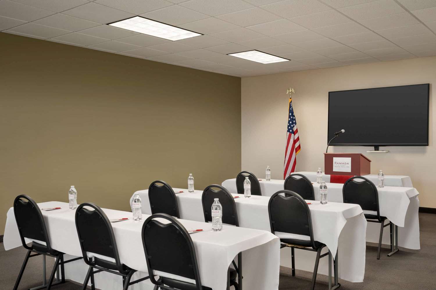 Bakken Airport Hotel And Suites Xwa 18/26