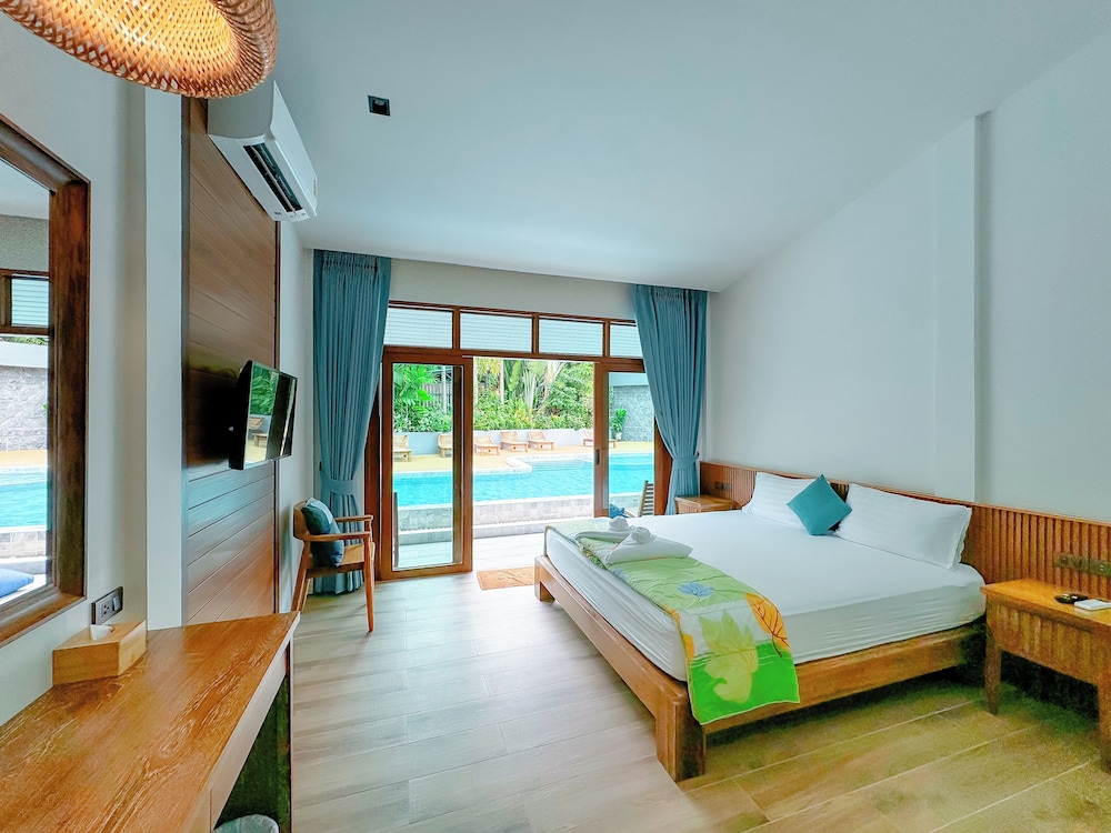 DELUXE, DOUBLE BED, POOL SIDE