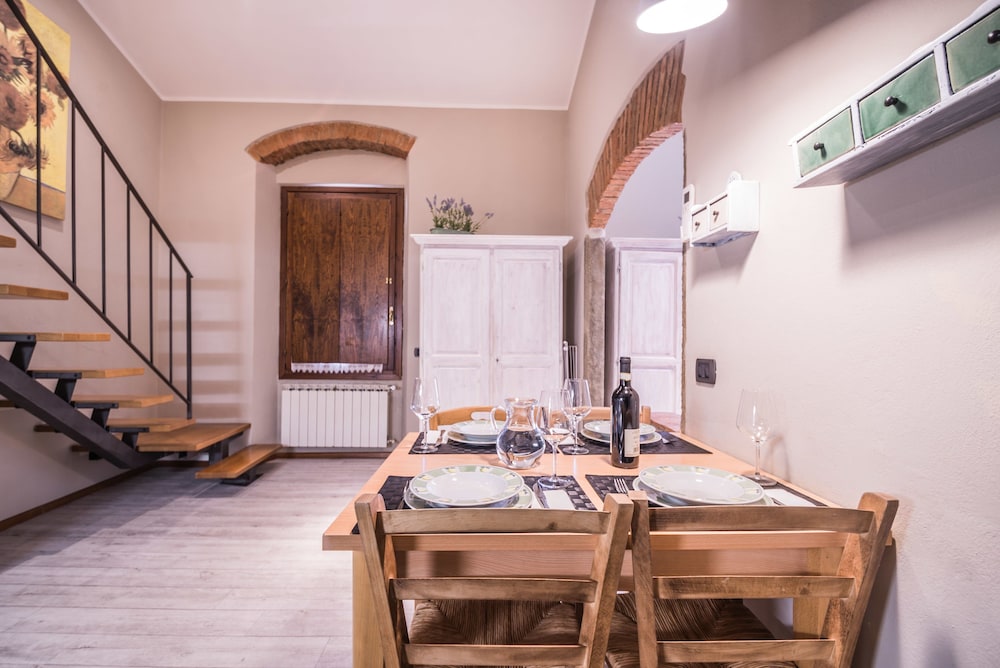 A Few Steps to The Duomo Upscale 2BD Apt 9/24