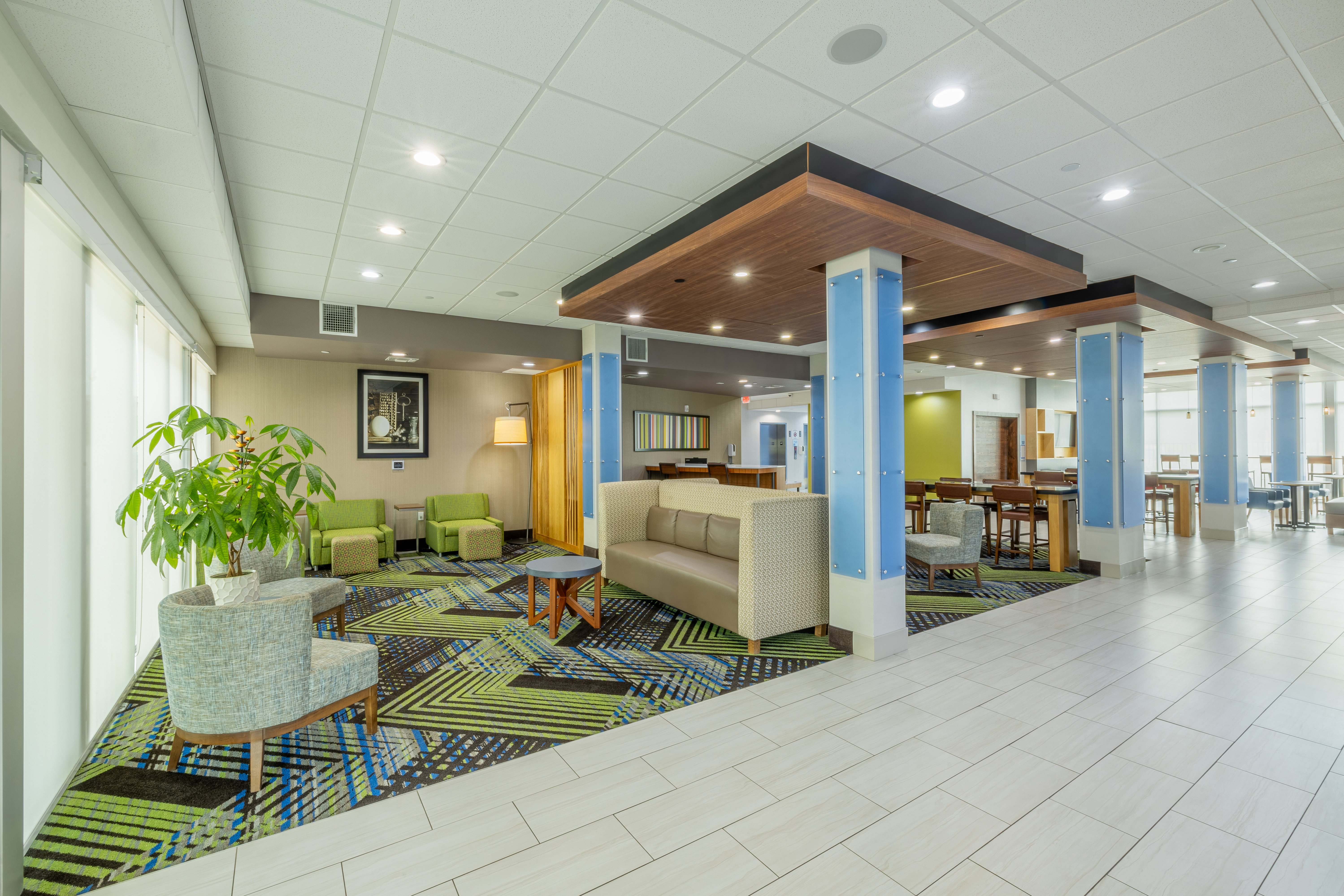 Holiday Inn Express Suites Lindale 42/68