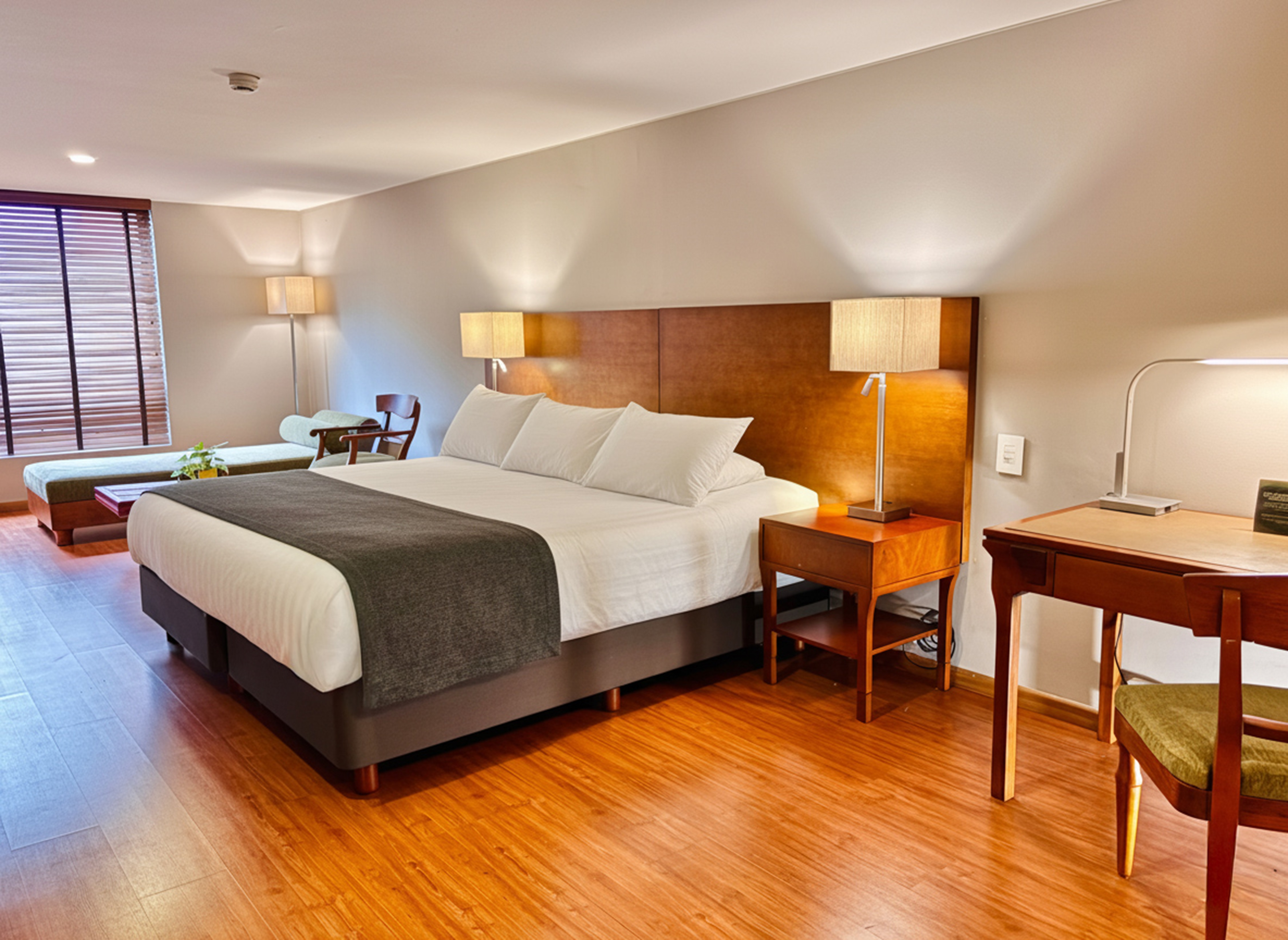 SUPERIOR, KING BED