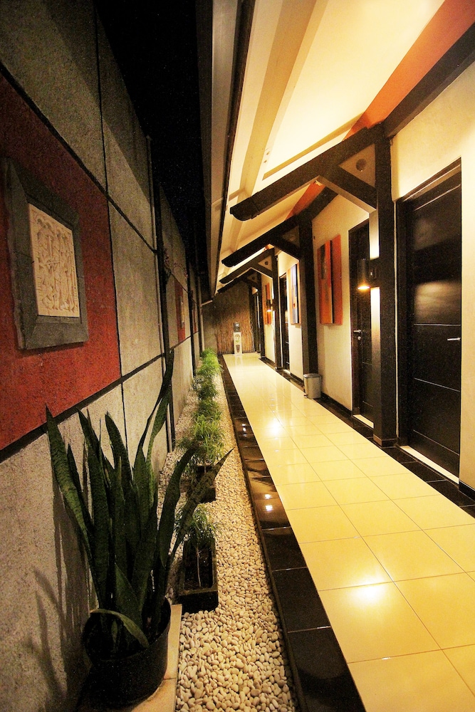 Puri Chorus Hotel 56/57