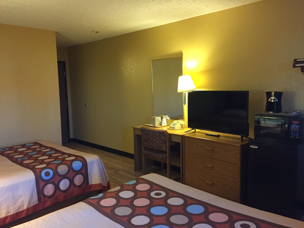 Super 8 By Wyndham Raton 8/25
