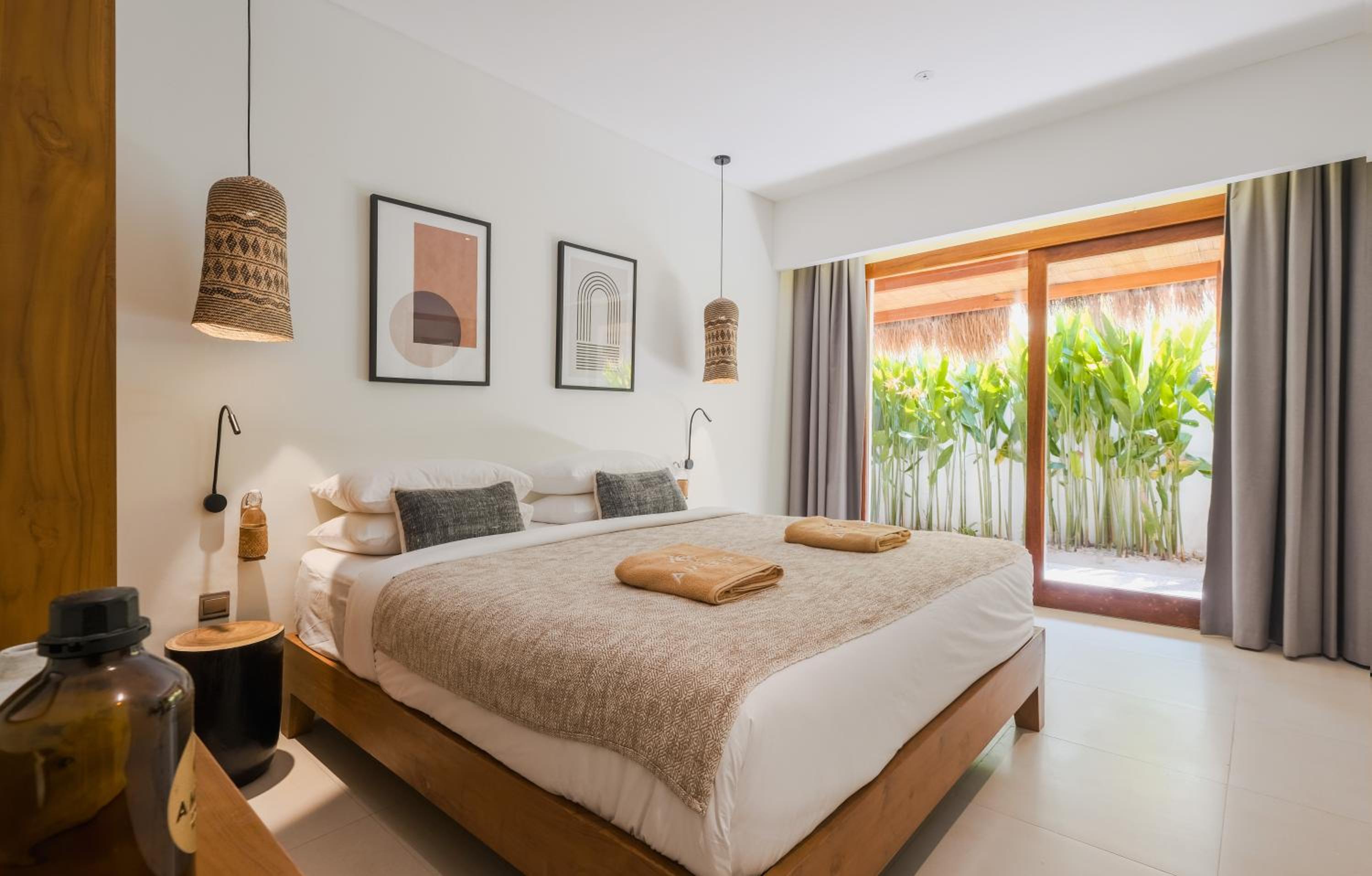 2 Bedrooms, Pool, Villa, Beach Front