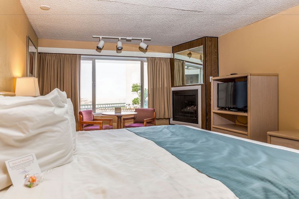 Ebb Tide Oceanfront Inn 12/73