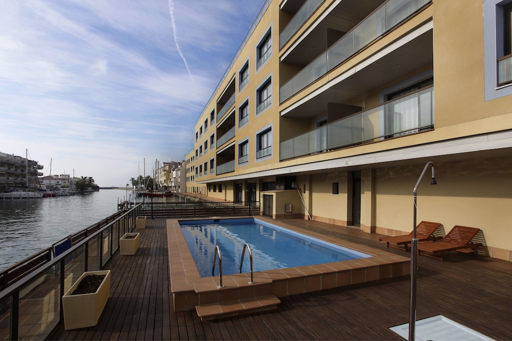 P And V Empuriabrava Marina 2/45
