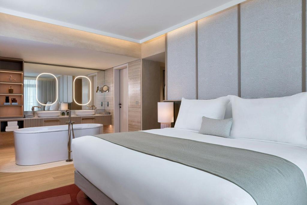 1 Bedroom, Capital, Suite, King Bed, Side Pool View, Balcony
