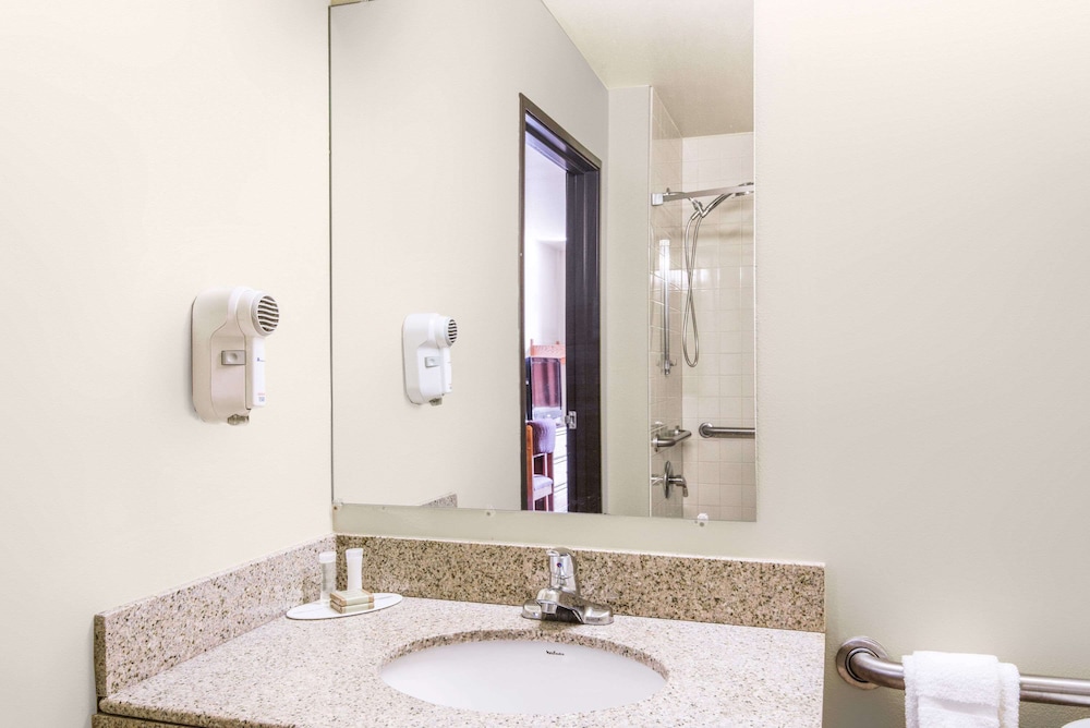 Super 8 by Wyndham Wheeling/Saint Clairsville OH Area 8/36