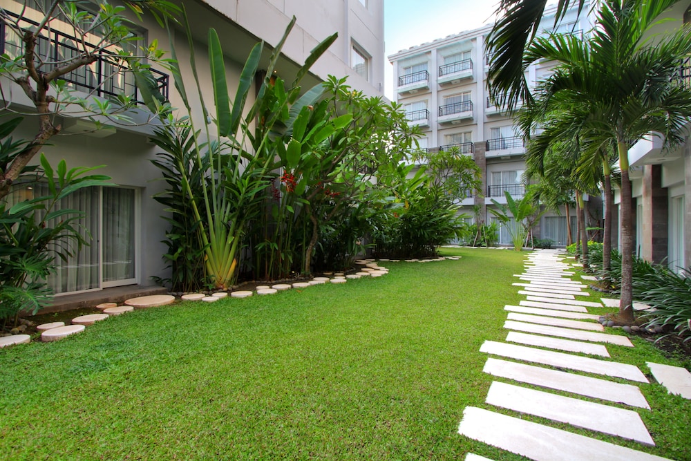 b Hotel Bali & Spa 68/73