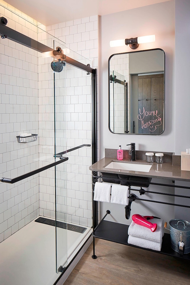 Moxy By Marriott Denver Cherry Creek 31/53
