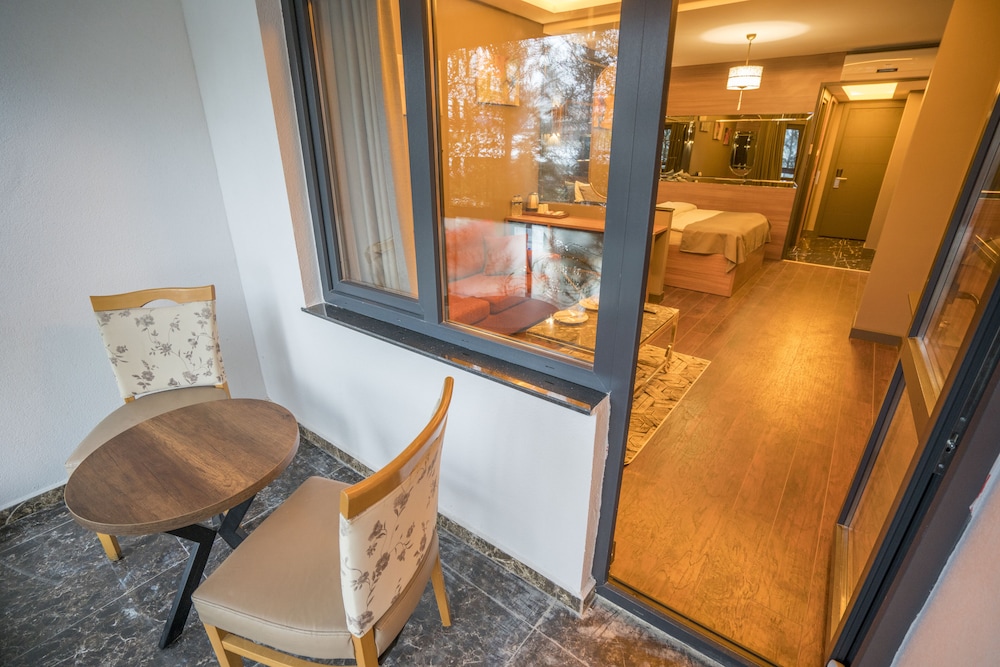 Eagle Palace Suites 7/50