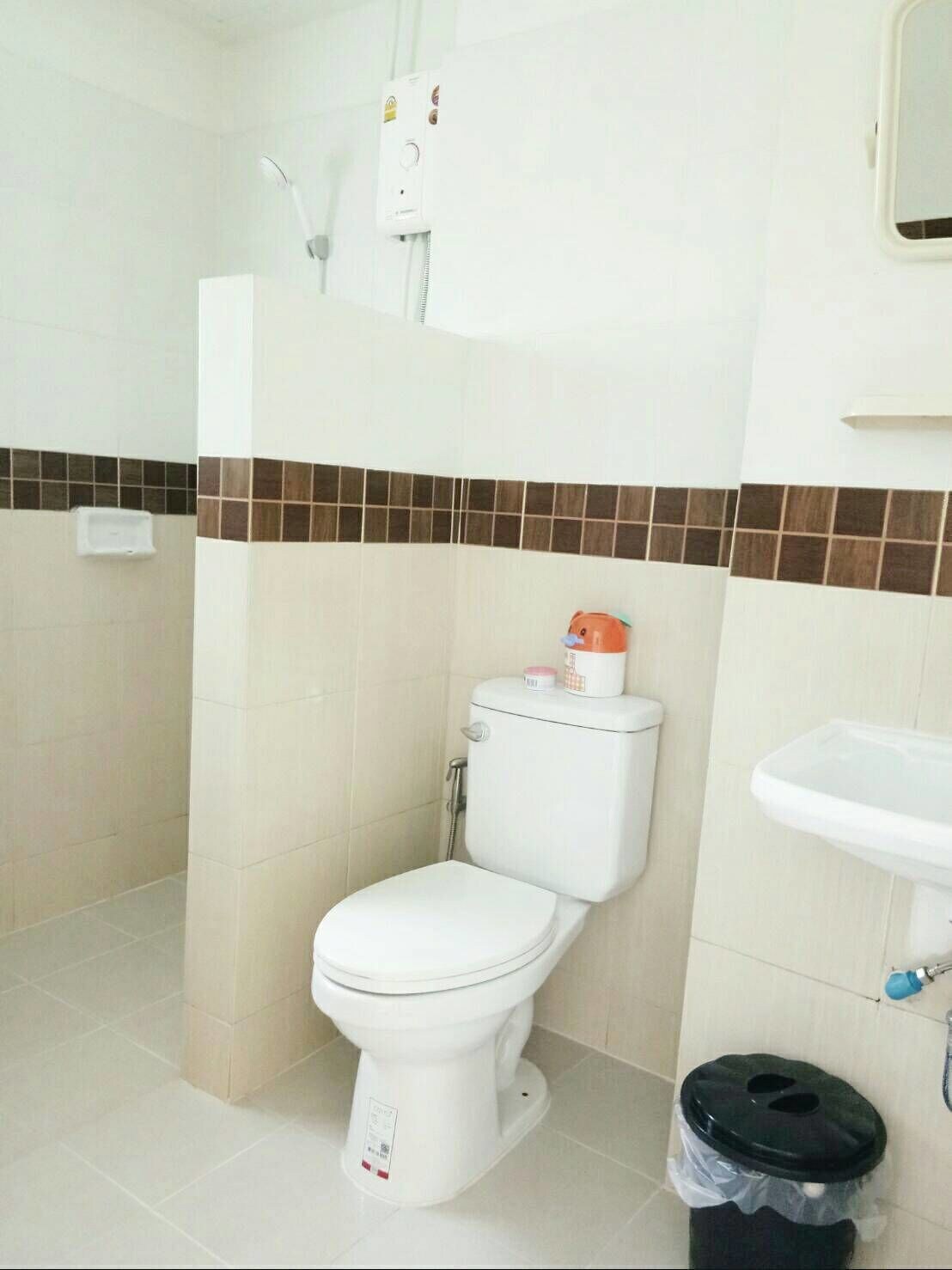 غرفة قياسية بسرير مزدوج، Rueangrat Hotel 8/8