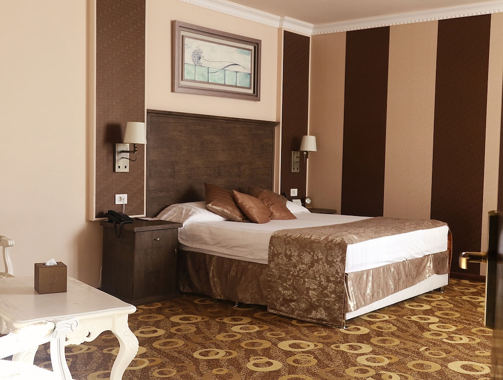 IMPERIAL PALACE HOTEL 14/73