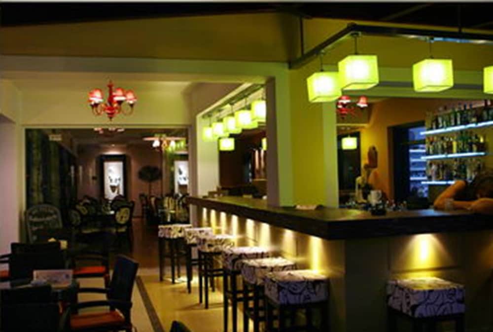 Ionis Art Hotel 44/51