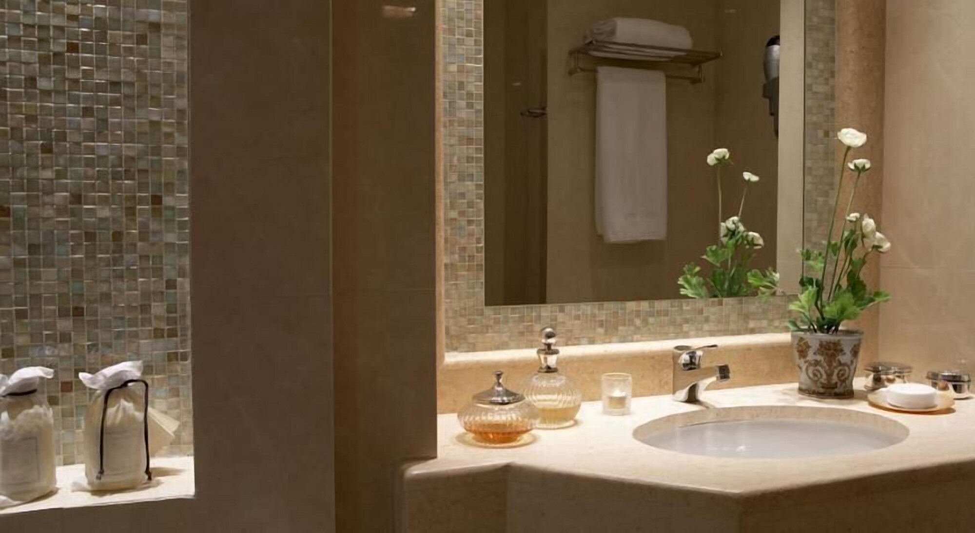 جناح رئاسي بسريرين كوين بإطلالة على المسبح، Grecotel Larissa Imperial 7/8