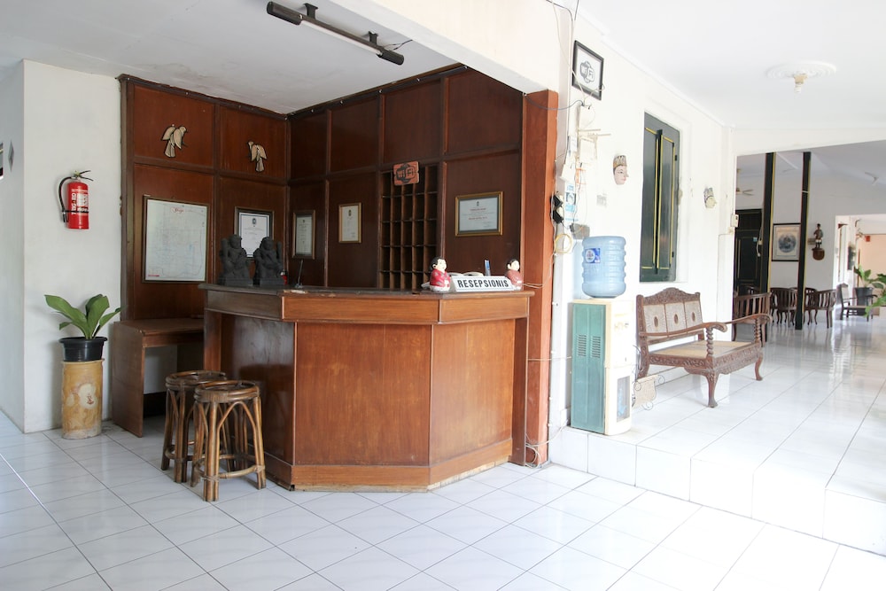 Reddoorz Plus Near Alun Alun Selatan 2 7/32