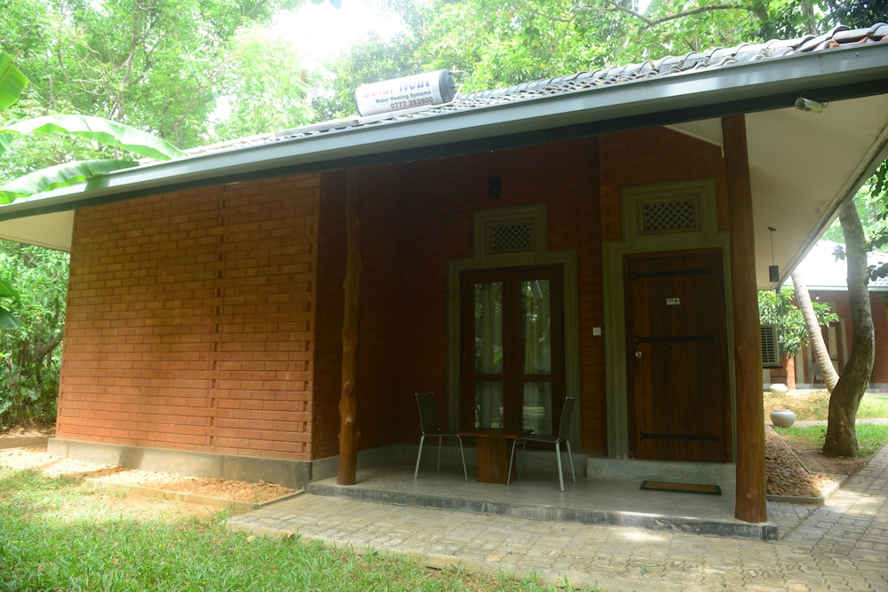 Nil Diya Mankada Safari Lodge in Udawalawa