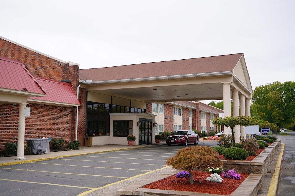 Rodeway Inn & Suites East Windsor CT 1/44