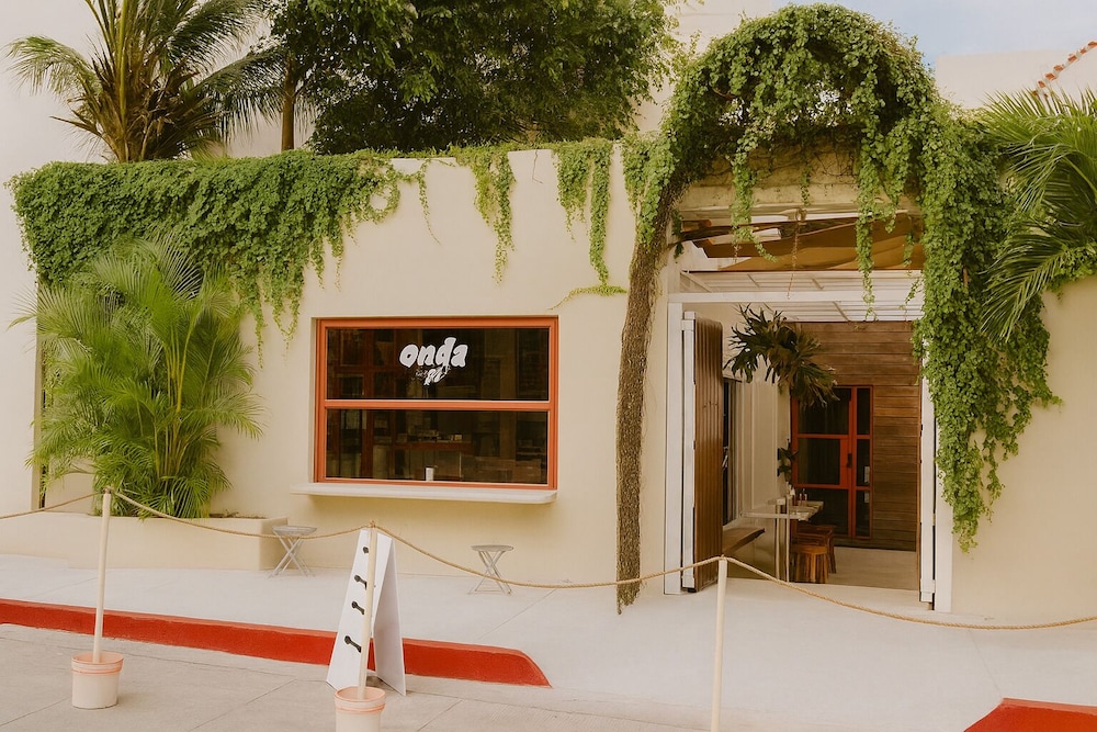 Enigmatic Boutique Hotel 1/44