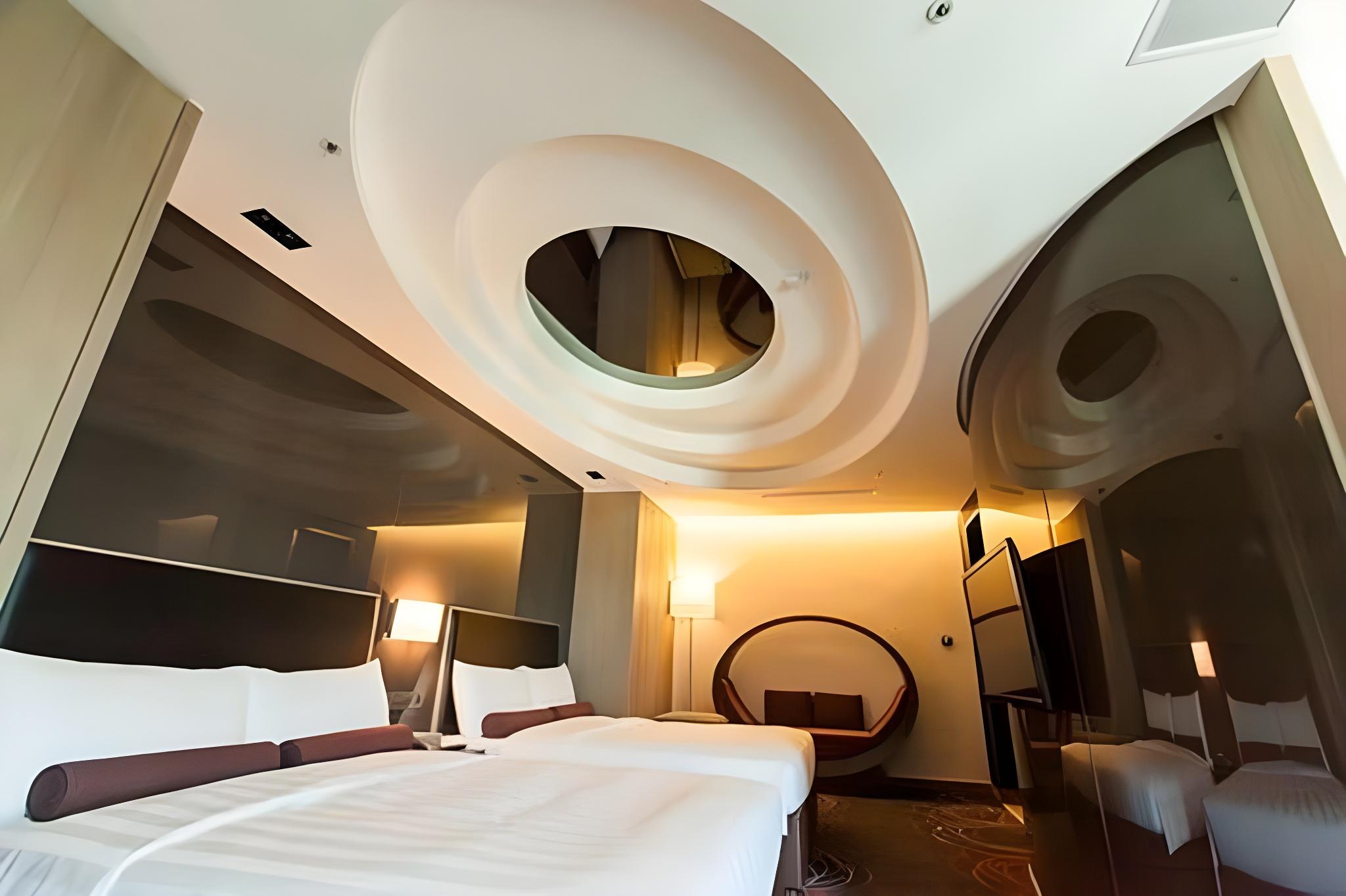Mezzanine, Premier, Suite