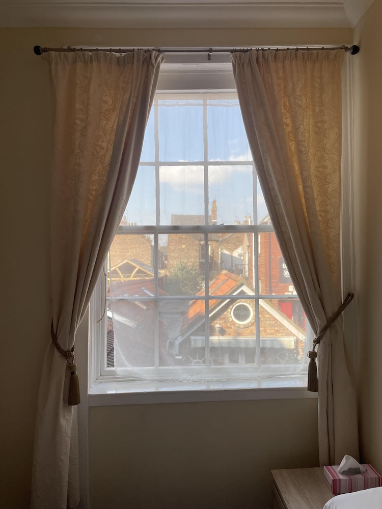 OYO Diamonds Inn 57/70