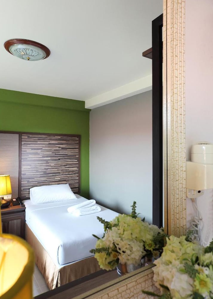 Rambuttri Village Inn Plaza 45/69