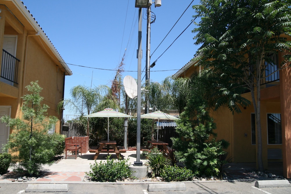 Econo Lodge Inn & Suites Lodi 4/28