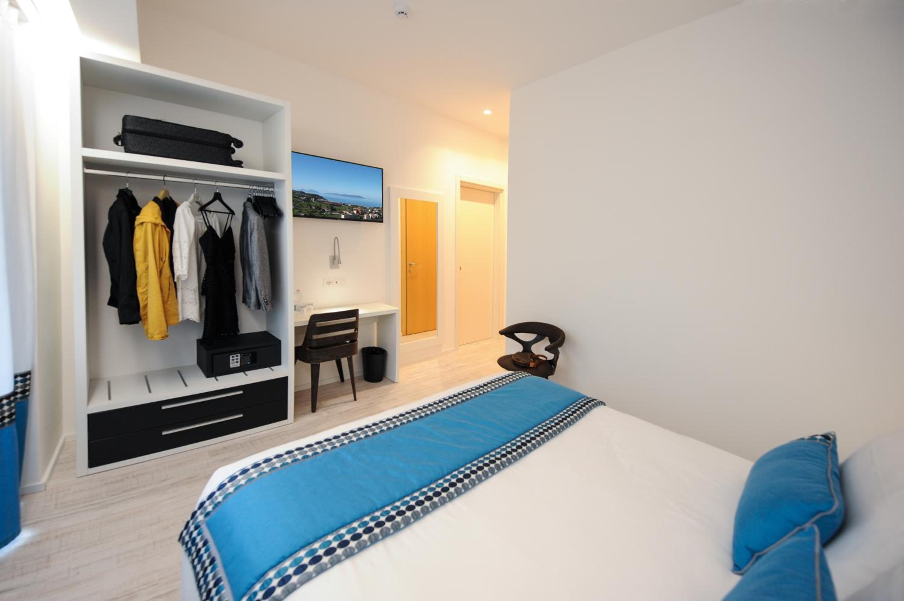 ROOM, DOUBLE BED
