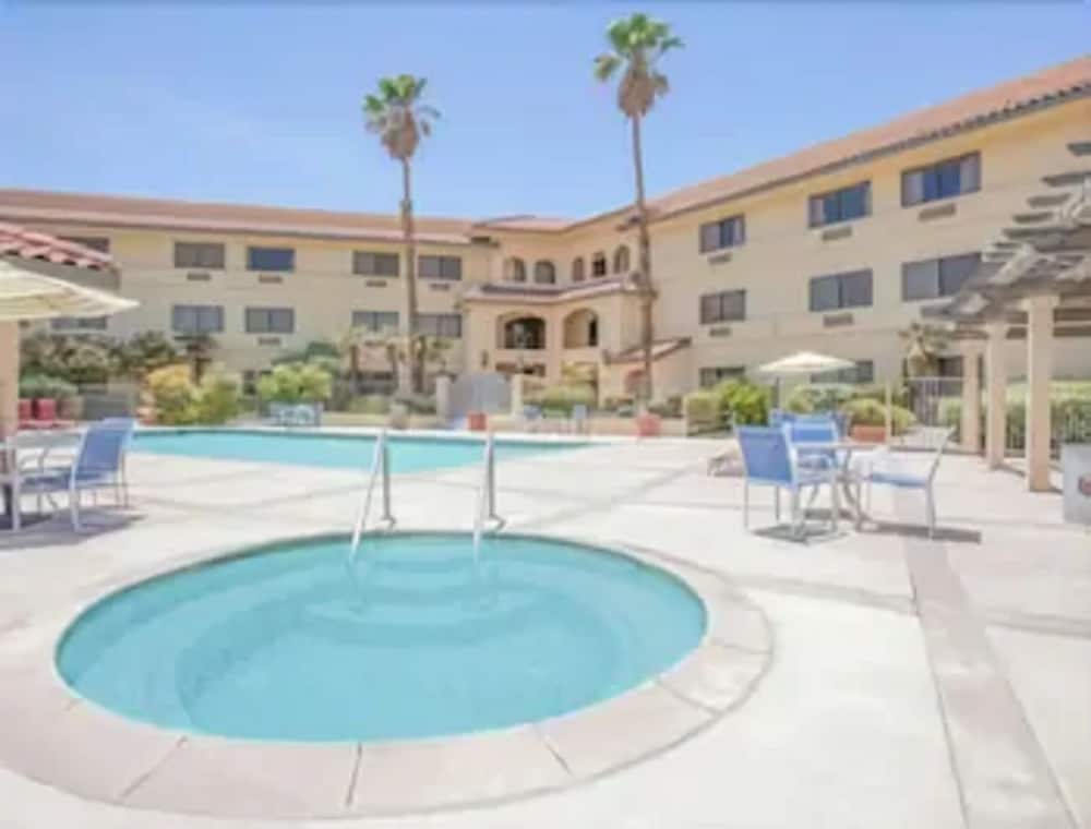 Ramada By Wyndham Barstow