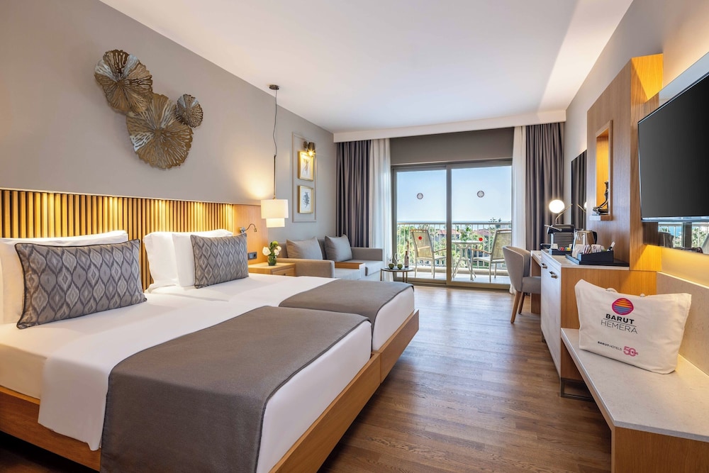 Deluxe, Twin Beds, Lateral Side Sea View, Sofa