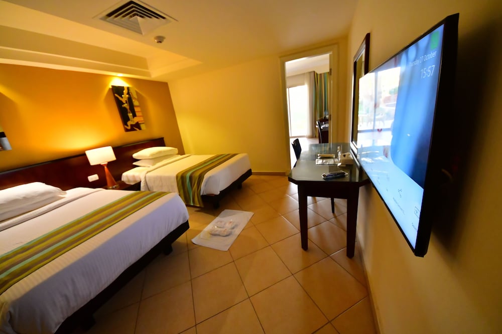 2 Bedrooms, Family, King and Twin Beds, Garden View