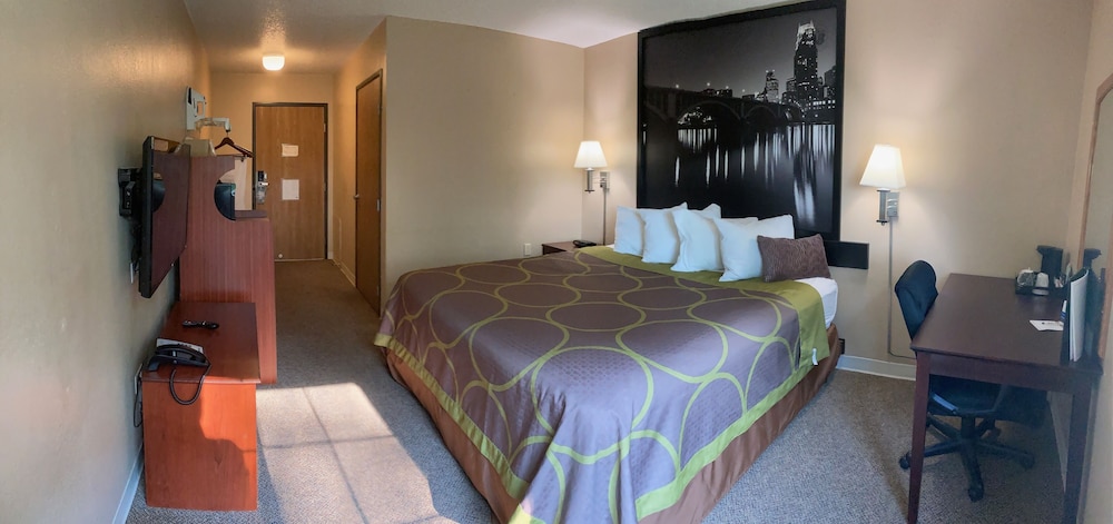 Super 8 by Wyndham Chisago City 9/20