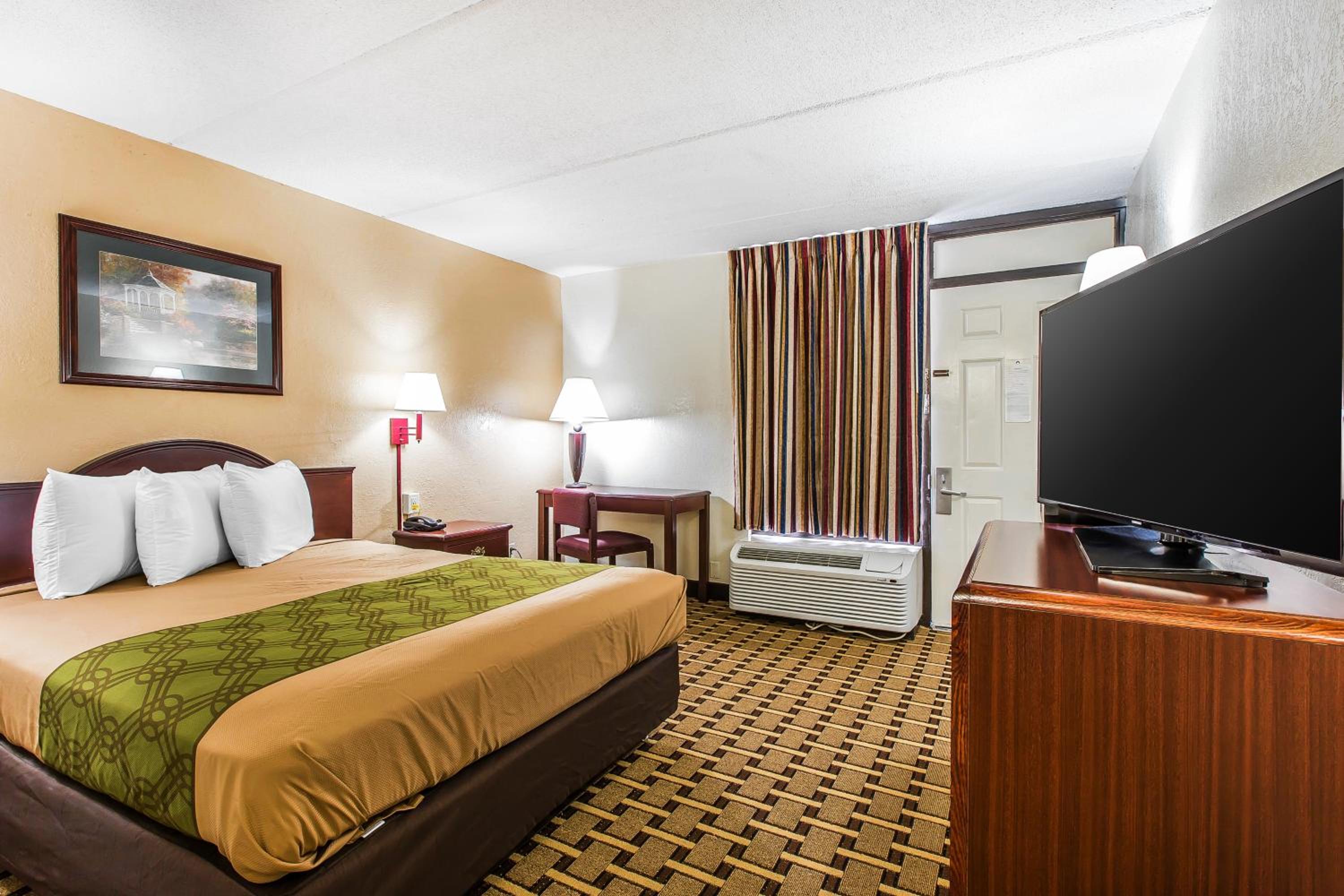 غرفة بسرير كوين للمدخنين، Econo Lodge Savannah Midtown 2/5