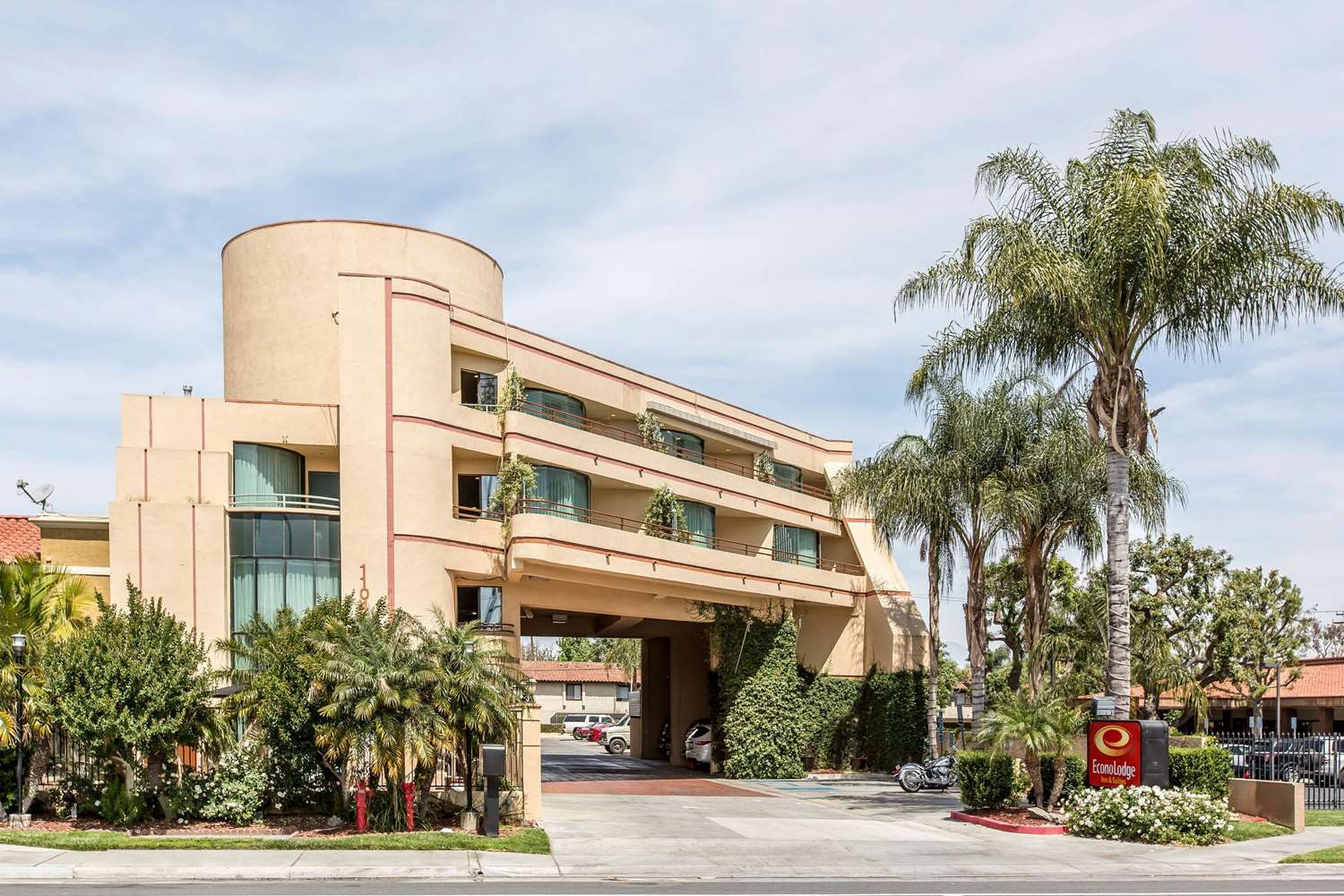 Econo Lodge Inn & Suites Riverside Corona 32/34