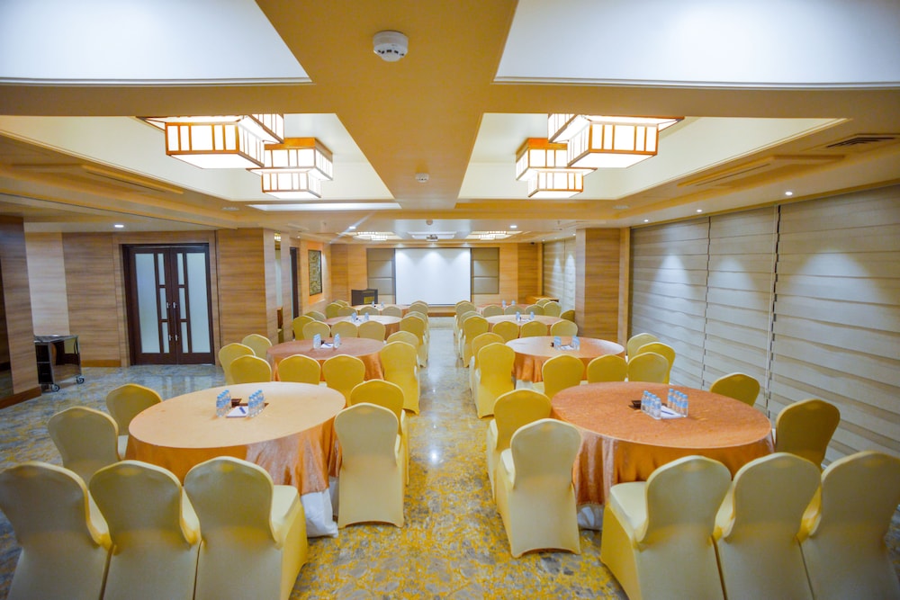 Efcee Sarovar Premiere Bhavnagar 47/52