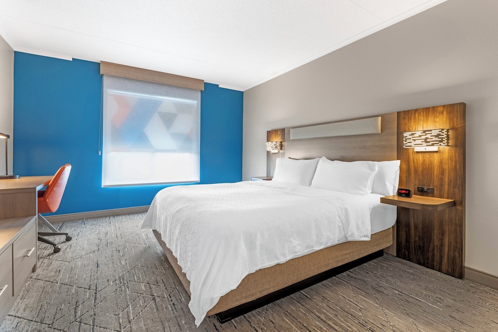 غرفة قياسية بسرير كينج في الطابق الأرضي، Holiday Inn Express Breezewood 4/7