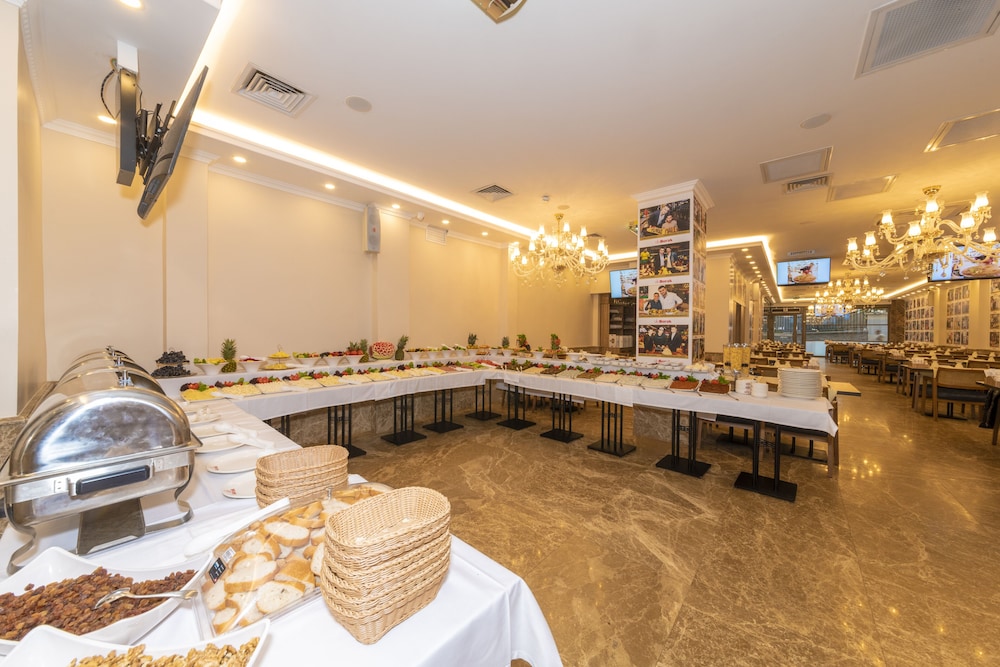 CZN Burak Hotel 66/74