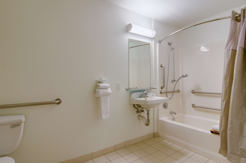 غرفة قياسية بسريرين مزدوجين للمدخنين لذوي الإعاقة، Motel6 Tacoma, WA - Fife 4/6